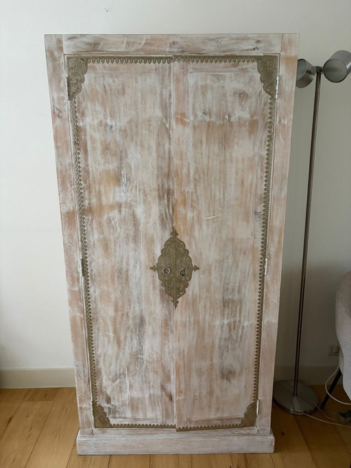 Precioso armario marroquí hecho de madera de mango.