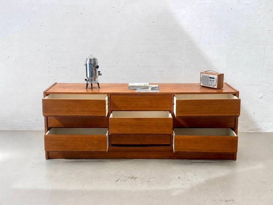 Cómoda larga danesa de teca de mediados de siglo, década de 1960. – Wood (photo 3 of 11)