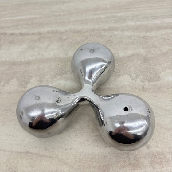 Image 1 of Bolvormige kandelaar van aluminium met atoomdesign uit het midden van de 20e eeuw, jaren 70.