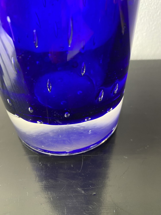 Grote vintage kobaltblauwe Scandinavische vaas van bubbelglas van het merk Magnor. – Vazen (photo 8 of 15)