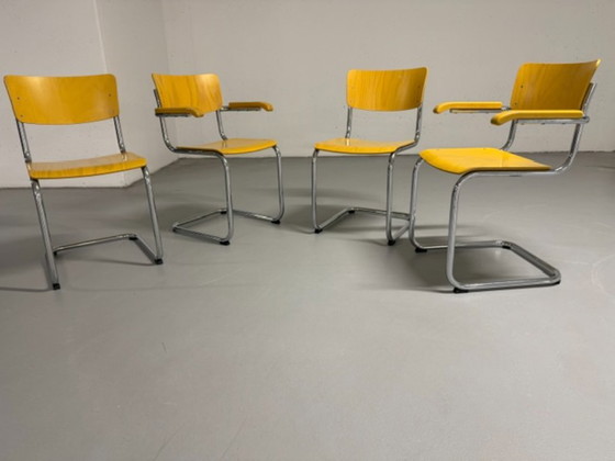 Juego de cuatro sillas cantilever Thonet Mart Stam Modelo S43, Sillas de comedor, Madera, Cromo, Amarillo (foto 9 de 15)