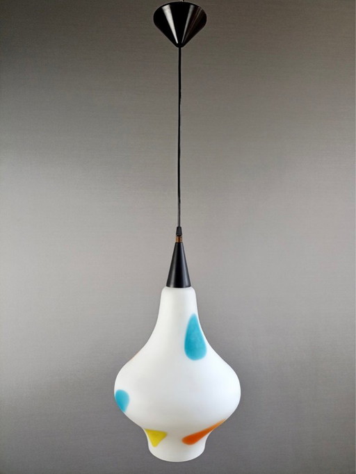 Grande lampada a sospensione Stilnovo a una luce in opalina e inclusioni colorate. Italia, anni '50
