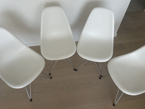 Set van 4 Vitra Eames DSR stoelen - wit / chroom onderstel