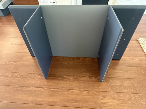 Tavolino Leolux, disponibile in due colori: grigio
