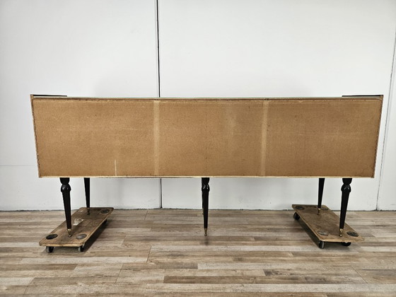 Image 1 of Aparador de caoba de mediados de siglo de 1960 con tapa de cristal