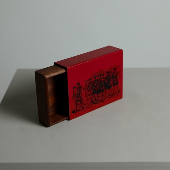 Caja de cigarrillos Piero Fornasetti „Soldados Marchando“ en metal esmaltado y caoba, Milán, años 50 (photo 4 of 19)