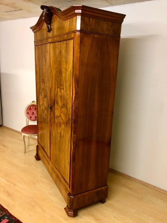 Image 1 of Armoire Biedermeier représentative / noyer sur chêne, vers 1830