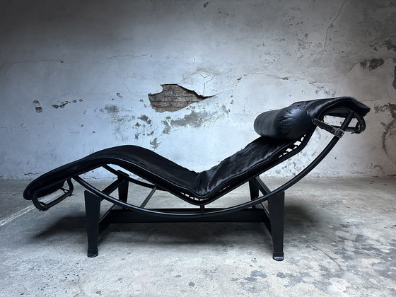 Image 1 of Vintage LC4 Chaise Longue zwart – Cassina