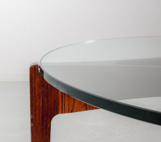 Image 1 of Table basse ronde en palissandre avec plateau en verre de Sven Ellekaer, modèle n°104 pour Christian Linneberg. Danemark, 1962