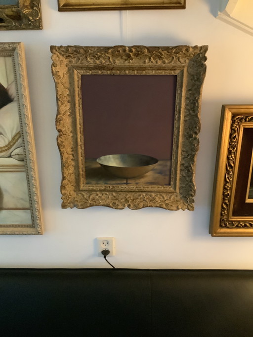 Cuenco con marco clásico de madera.