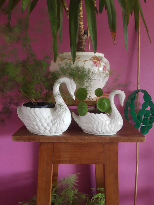 Ensemble de 2 magnifiques pots de fleurs en porcelaine blanche de style Mid-Century, en forme de cygne, de 2 tailles