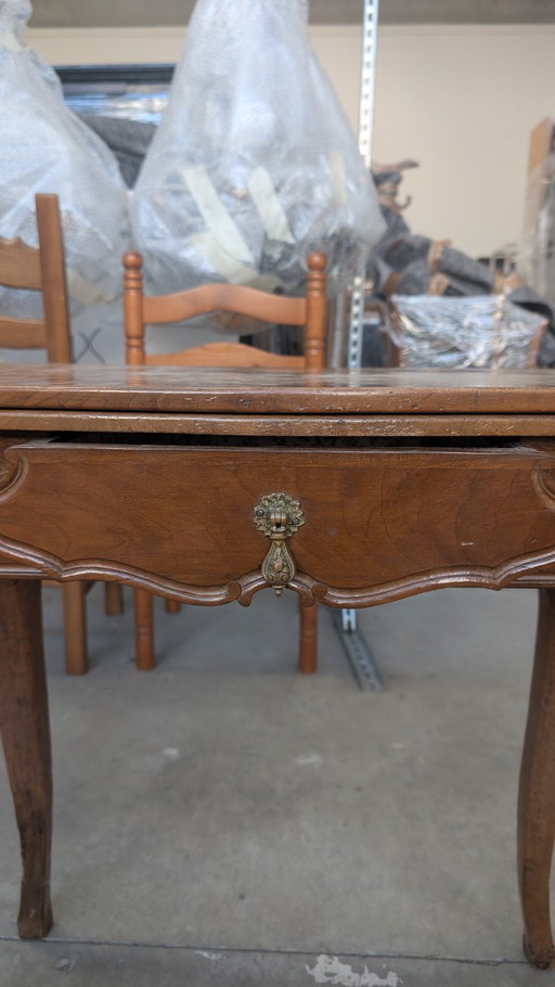 Tavolino a libro da gioco in noce con gambe sagomate e cassetto XVIII secole 