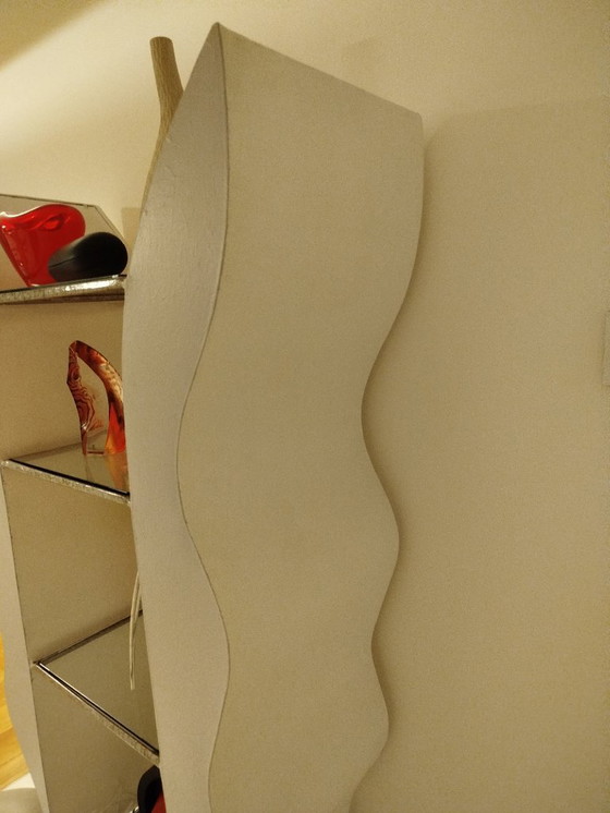 Image 1 of Estantería iluminada "Waves" – Diseño moderno