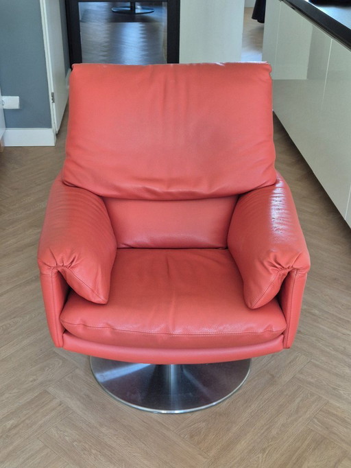 Leolux-Sessel mit passendem Hocker.