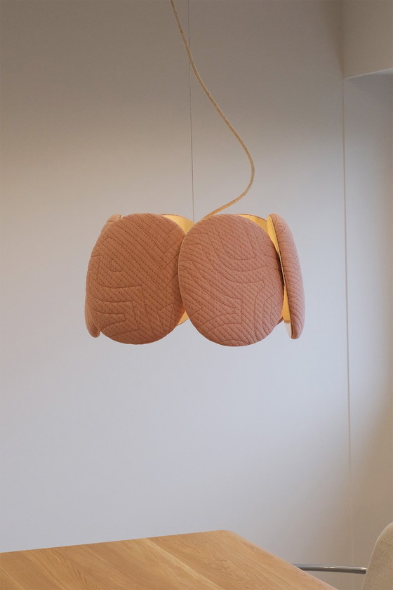 Image 1 of Lámpara Bogaerts Blossom en marco beige con tela rosa Febrik 3d