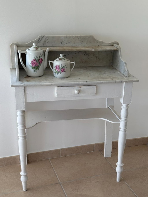 Tocador vintage de estilo shabby chic de madera y mármol