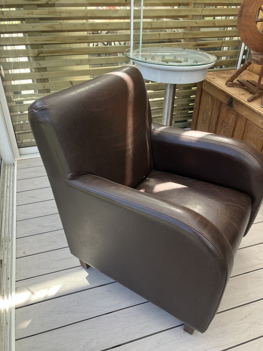 La poltrona in pelle marrone in stile Art Déco