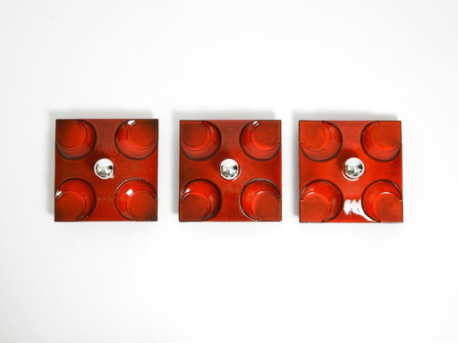 Trois magnifiques lampes murales originales en céramique rouge de l'ère spatiale des années 1970