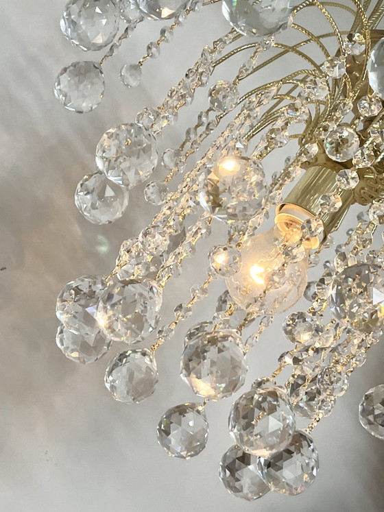 Image 1 of Lustre en cristal Swarovski strass de grande taille, orné de strass Swarovski.