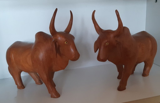 Koppel vintage houten stierenbeelden