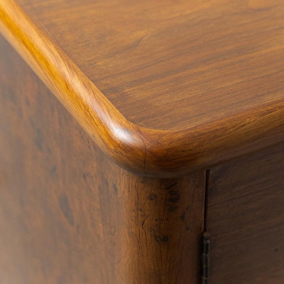 Image 1 of Aparador antiguo de madera de nogal con vetas y detalles decorativos de los años 40.