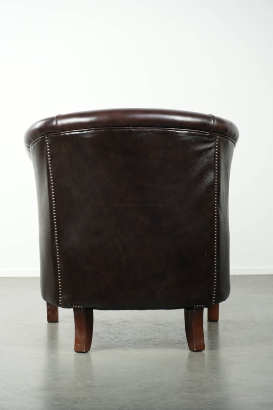 Image 1 of Club-Sessel aus dunklem Kuhfell mit zeitlosem und stilvollem Design im englischen Stil