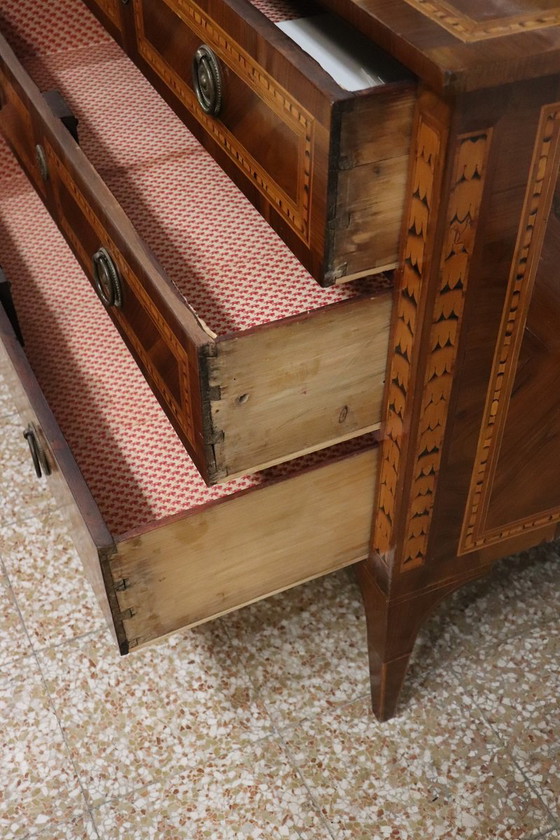 Image 1 of Cómoda antigua de nogal con incrustaciones, Italia, siglo XVIII, restaurada