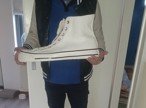 Decorazione promozionale per la vetrina delle sneakers alte USKeds in stile Pop Art.