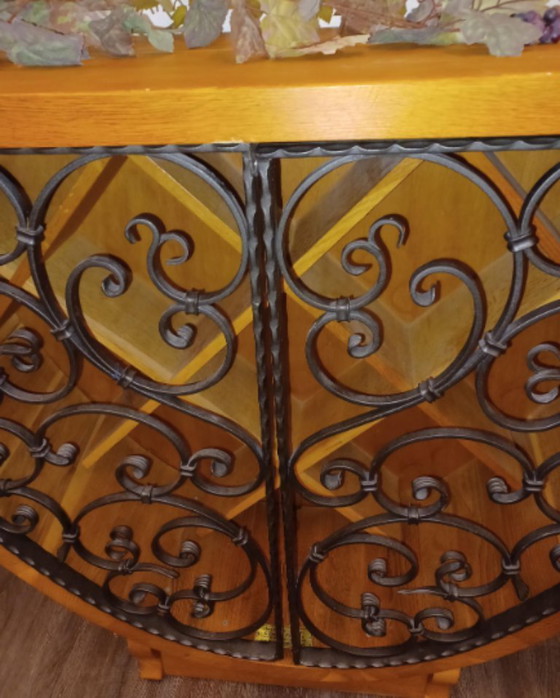 Image 1 of Handgemaakte Duitse wijnvatkast van Gunter Peeters – Unieke halfronde houten wandbar met smeedijzeren deuren
