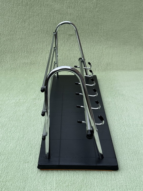 Image 1 of Seltene, ikonische Wandgarderobe aus den Sechzigerjahren | Verchromtes Rohrgestell | Sammlerwert & Museumszustand