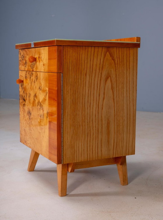 Coppia di comodini vintage cecoslovacchi con impiallacciatura in radica, stile moderno di metà secolo, 45 × (photo 9 of 9)