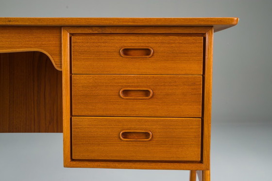 Image 1 of Mid Century Dänischer Teakholz-Schreibtisch von Svend Åge Madsen für Sigurd Hansen, 1950er Jahre