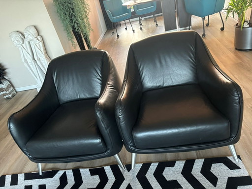 Deux fauteuils en cuir noir