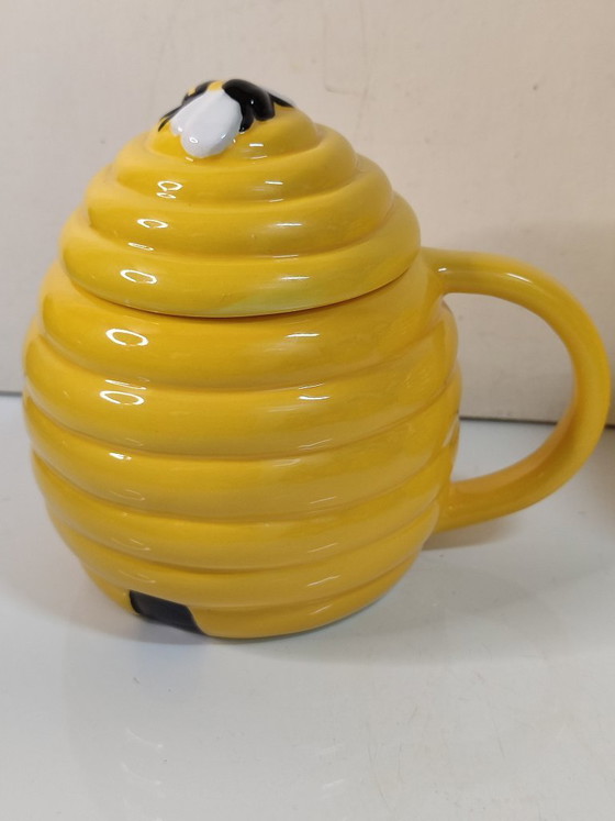 Image 1 of 4 "beehive" cups with lids + 1 "beehive" sugar bowl