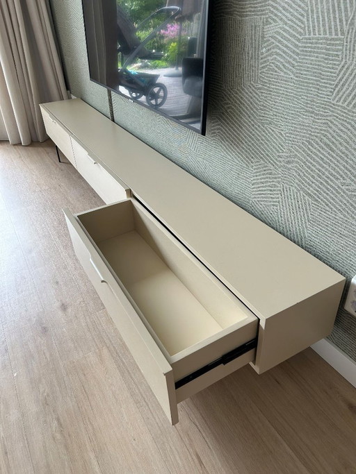 Mobile porta TV HKliving con finitura effetto legno.