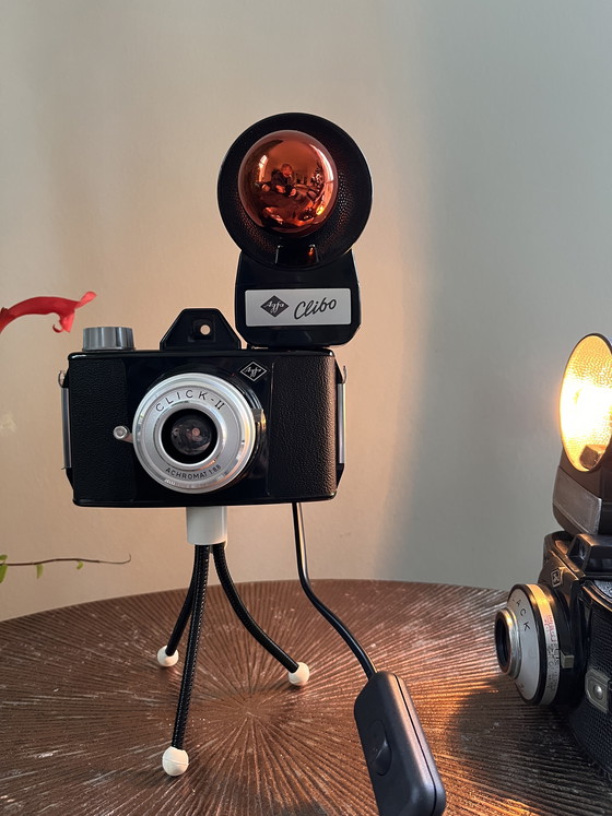Image 1 of Lamp op retro statief met vintage Agfa camera