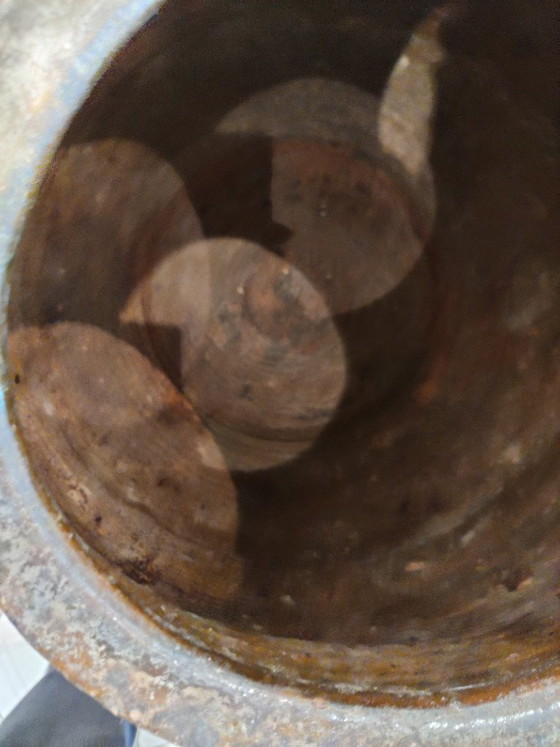 Image 1 of Magnifique pot ancien en terre cuite, avec un éclat et une patine rouge.