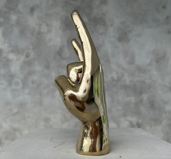 Image 1 of Sculpture en laiton poli faisant le signe de la main « Rock on ».