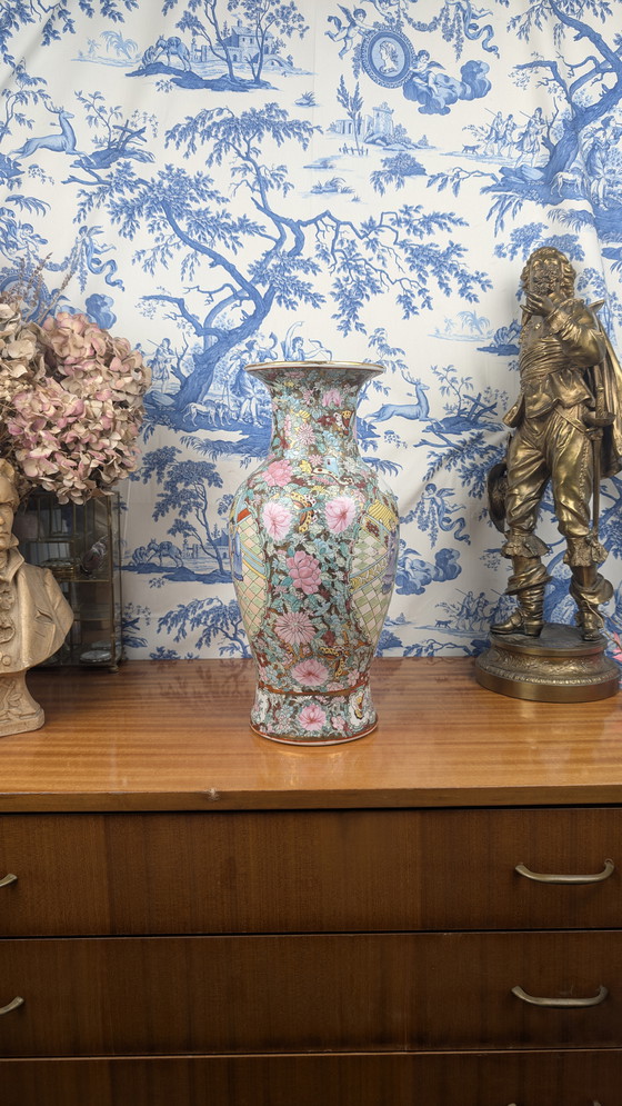 Image 1 of Vaso in porcellana cinese di Canton con decorazione a palazzo e floreale firmato Nian Qian Zhilong metà del XX secolo