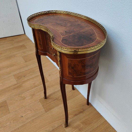 Image 1 of Antiker Beistelltisch, kleiner Nachttisch, kleine nierenförmige Kommode