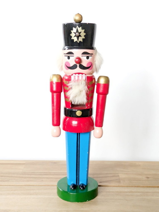 Image 1 of Statuetta tedesca vintage dello Schiaccianoci | Decorazione natalizia in legno fatta a mano