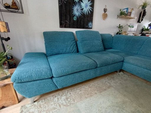 Geräumiges Ecksofa in petrolfarbenem Stoff