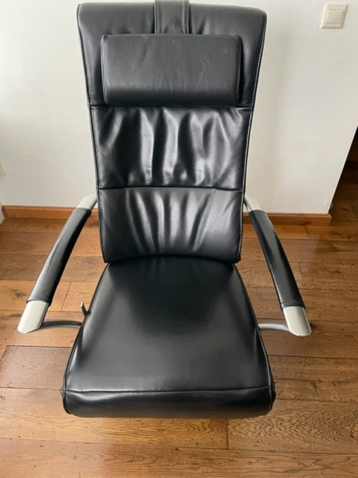 zwart lederen relaxstoel met RVS voet en leuning