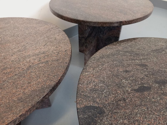 Image 1 of Set van drie vintage, in elkaar passende ronde salontafels van graniet uit de jaren 70 en 80.