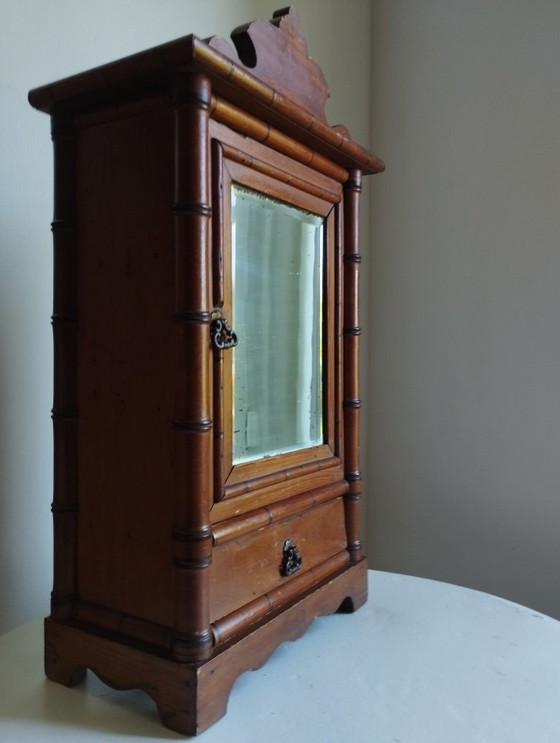 Image 1 of Ancienne armoire de poupée Art Nouveau - Armoire à pharmacie faux bambou 1900