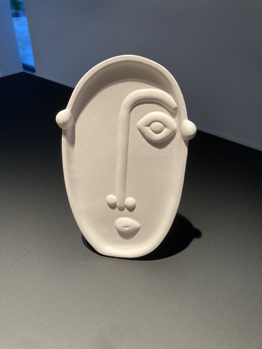 Escultura moderna de rostro estilizado