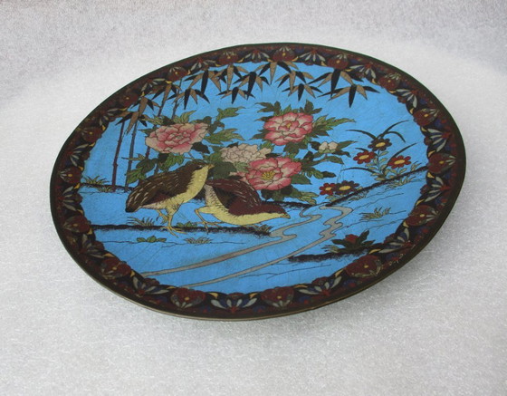 Image 1 of Plat cloisonné de la fin du XIXe siècle à décor raffiné, diamètre 30 cm.