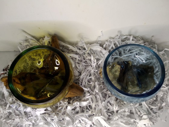 Image 1 of 2 glazen containers vastgesmolten op Gamal-hout