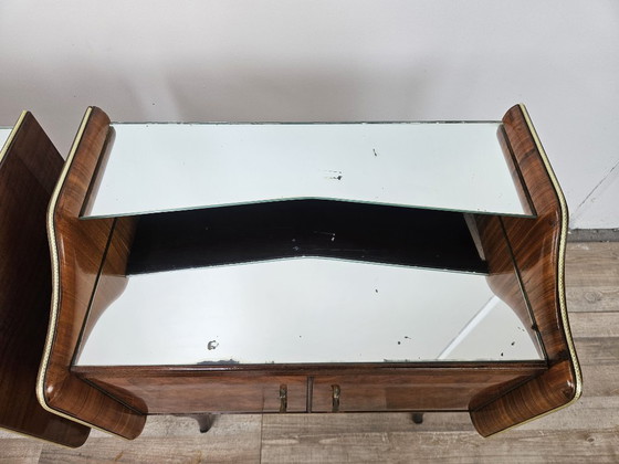 Image 1 of Mesitas de noche de madera de nogal con tapa de cristal doble.