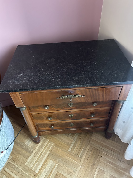 Image 1 of Commode in Empire-stijl uit de 19e eeuw, vervaardigd uit gevlamd mahoniehout – origineel zwart marmeren blad intact

